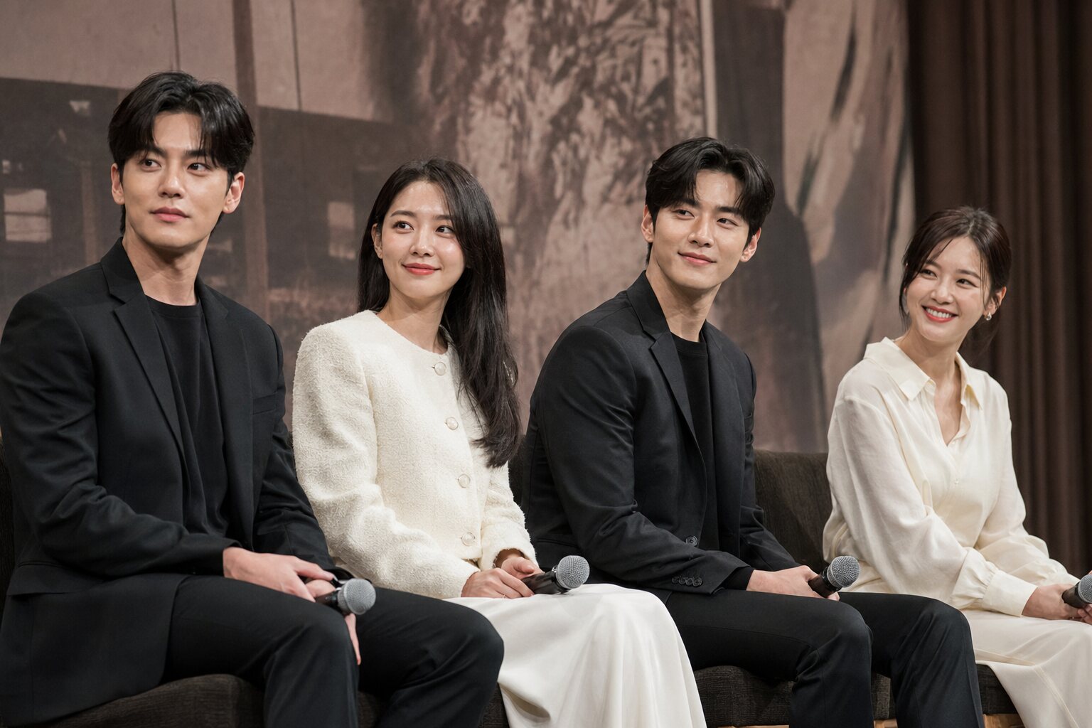 기사 분위기를 표현한 데모 에디토리얼 이미지