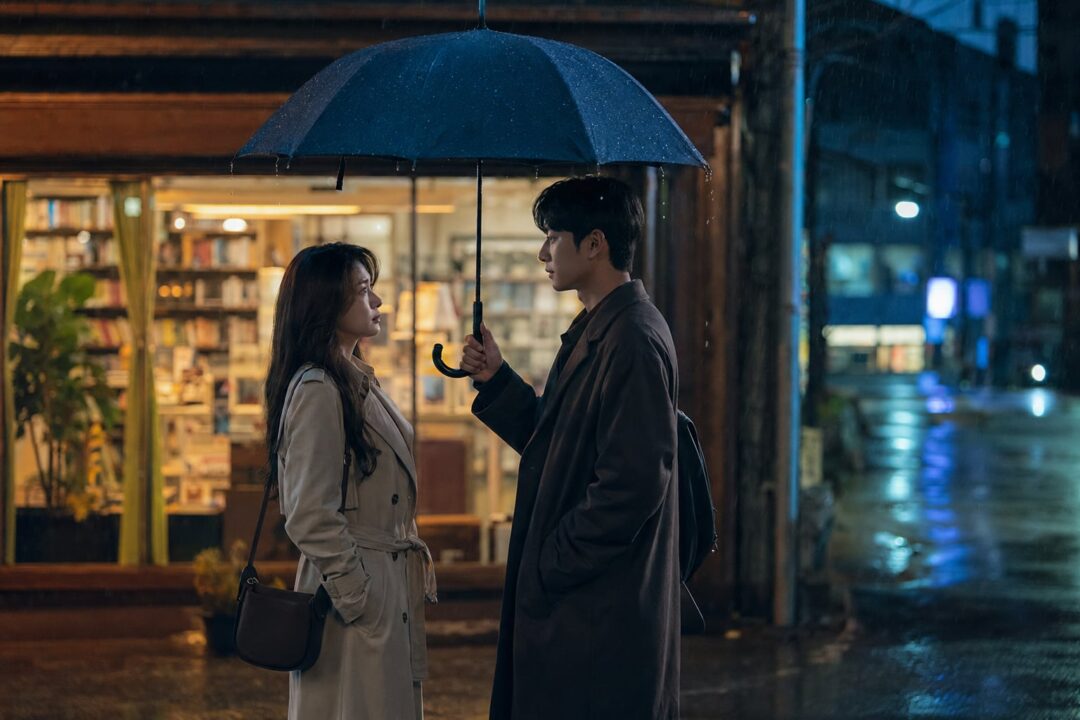 비 내리는 거리에서 우산을 함께 쓴 가상 드라마 배우들