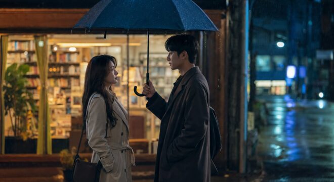 비 내리는 거리에서 우산을 함께 쓴 가상 드라마 배우들